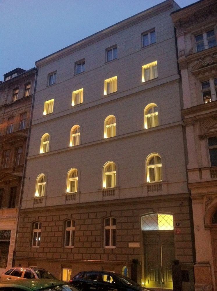 Pure White Praga Exterior foto